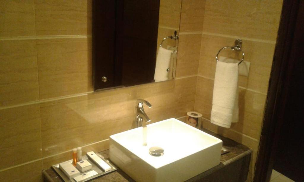 A One Hotels By Ventus Hotels & Resorts- Delhi Airport New Delhi Bagian luar foto